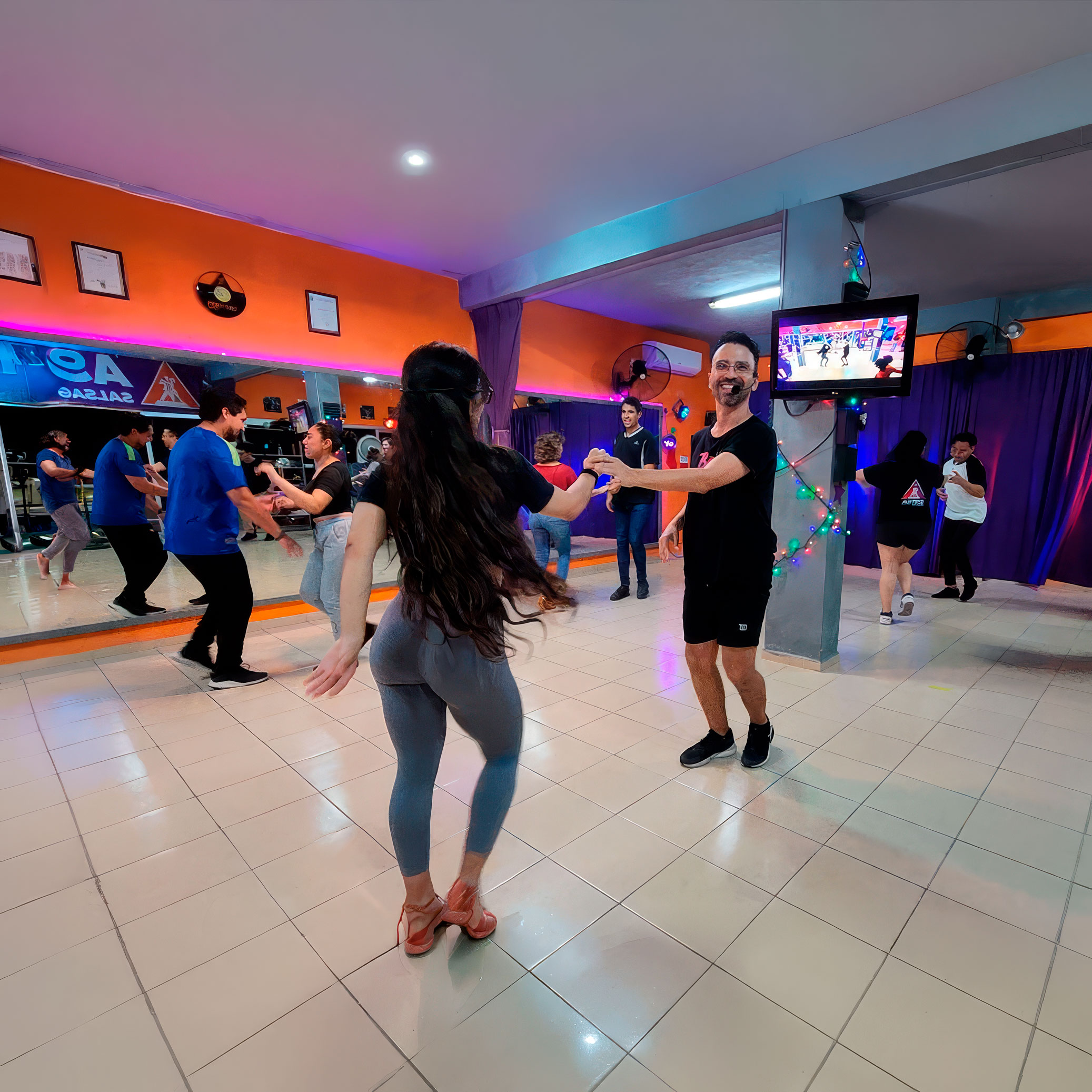 Alumnos bailando salsa y bachata en ASTRO Mérida