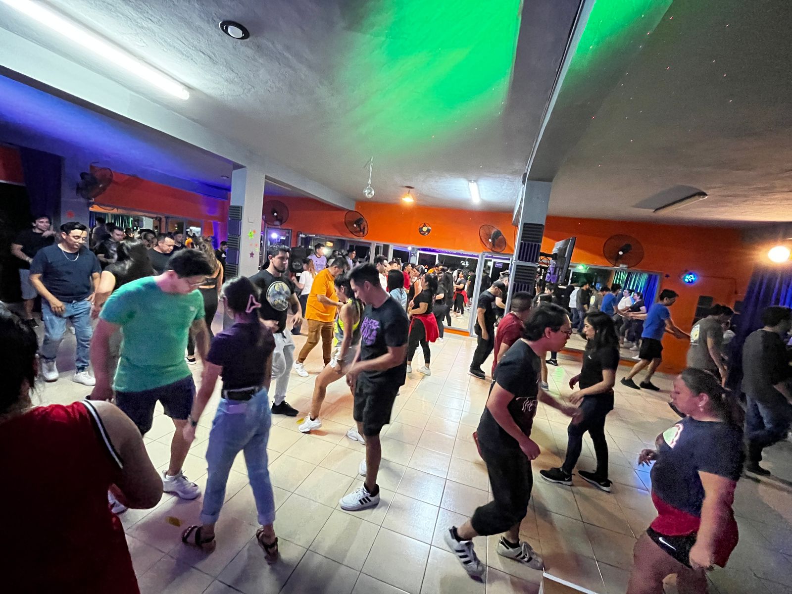 Alumnos bailando en ASTRO